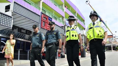 Los dos 'bobbies' brit&aacute;nicos patrullan por Magaluf acompa&ntilde;ados por dos guardias civiles