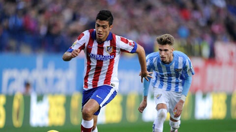 Ra&uacute;l Jim&eacute;nez conduce el bal&oacute;n en un partido con el Atl&eacute;tico