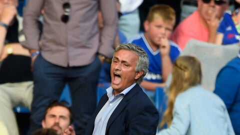 Mourinho, durante el partido ante el Swansea
