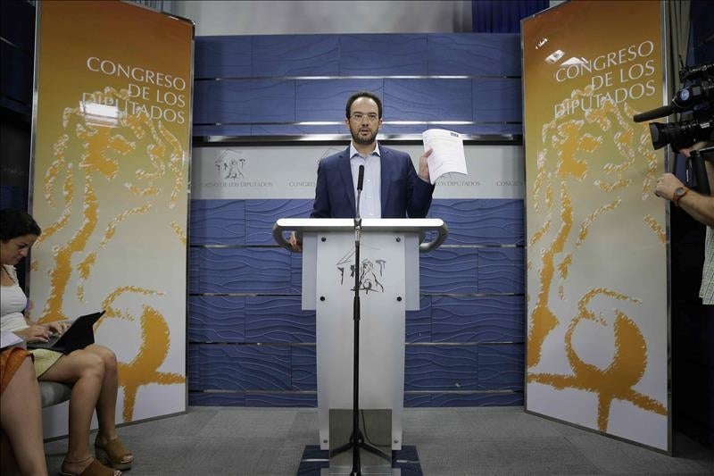 El PSOE denuncia ante la Fiscalía a Fernández Díaz por su reunión con Rato El PSOE denuncia ante la Fiscalía a Fernández Díaz por su reunión con Rato