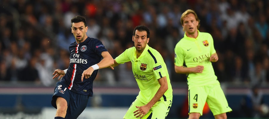 Busquets intenta robar el balón a Pastore Busquets intenta robar el balón a Pastore