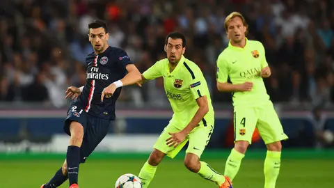 Busquets intenta robar el balón a Pastore Busquets intenta robar el balón a Pastore