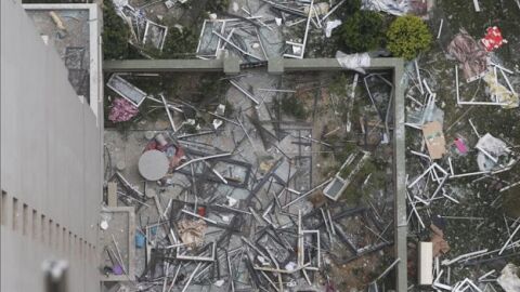 Vista de un edificio residencial afectado por la deflagraci&oacute;n en Tianjin