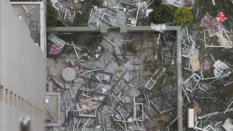 Vista de un edificio residencial afectado por la deflagración en Tianjin Vista de un edificio residencial afectado por la deflagración en Tianjin