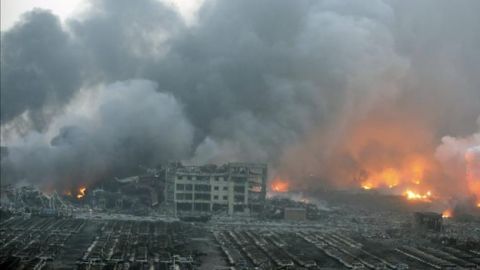Vista tras las explosiones en Tianjin (China)