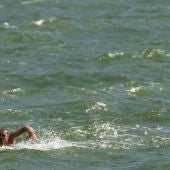 Hombre nadando en el mar