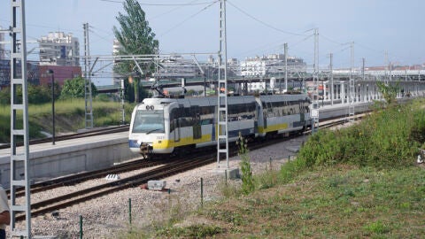 El FEVE circulando por una v&iacute;a