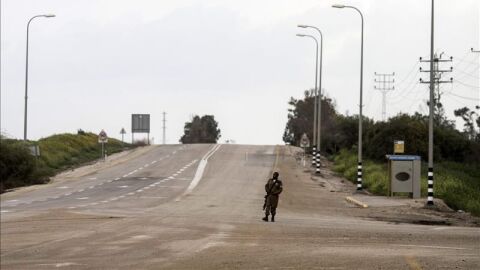 Un soldado israel&iacute; custodia una carretera en Israel