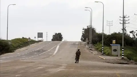 Un soldado israelí custodia una carretera en Israel Un soldado israelí custodia una carretera en Israel