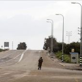 Un soldado israelí custodia una carretera en Israel
