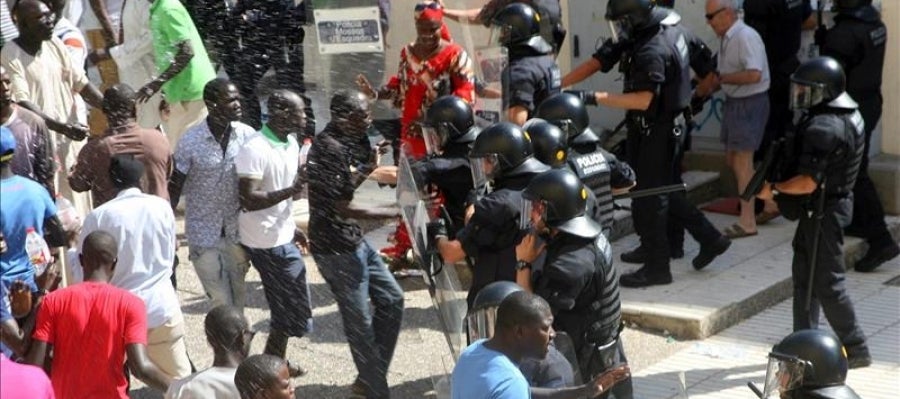 Momentos de tensión entre los Mossos y varios senegaleses en Salou Momentos de tensión entre los Mossos y varios senegaleses en Salou