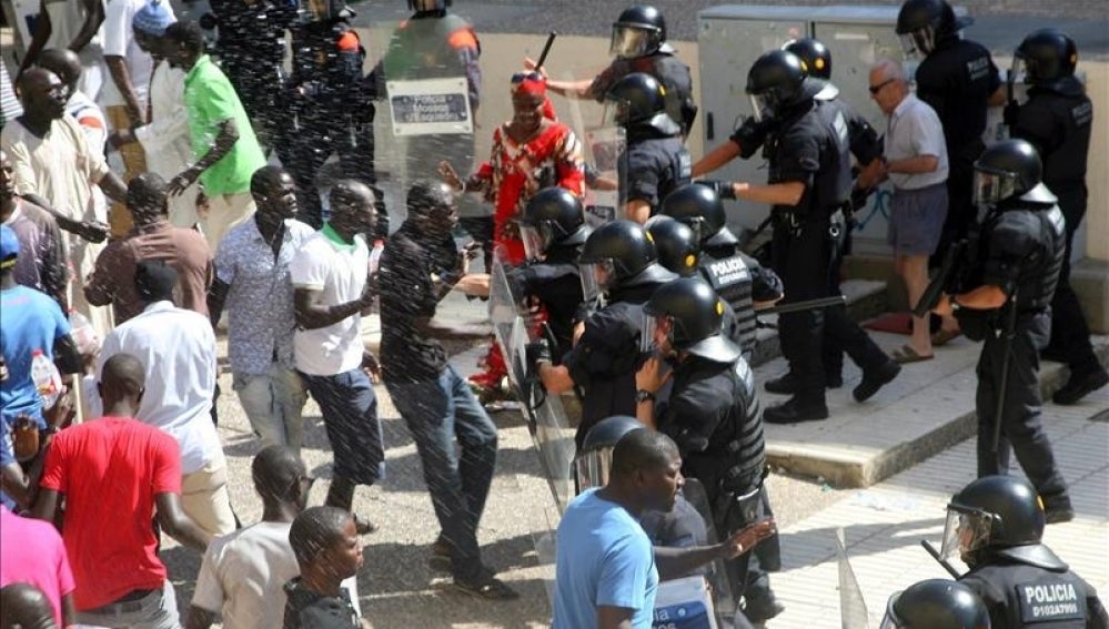 Momentos de tensión entre los Mossos y varios senegaleses en Salou
