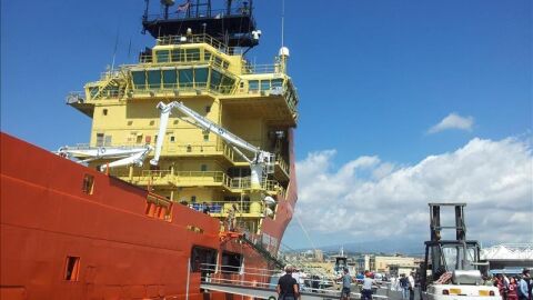 El buque noruego Siem Pilot llega al puerto de Catania, Sicilia (Italia) con los 312 inmigrantes salvados y los 49 cad&aacute;veres