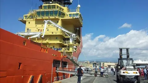 El buque noruego Siem Pilot llega al puerto de Catania, Sicilia El buque noruego Siem Pilot llega al puerto de Catania, Sicilia