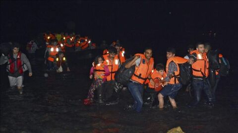 Inmigrantes sirios celebran su llegada a la Isla de Lesbos, en Grecia