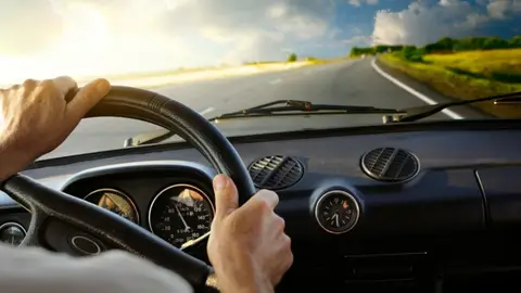 Conductor al volante de un coche conductor al volante de un coche