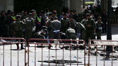 Polic&iacute;a antiexplosivos trabajan en la detonaci&oacute;n de una bomba en Bangkok