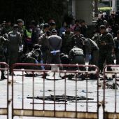 Policía antiexplosivos trabajan en la detonación de una bomba en Bangkok