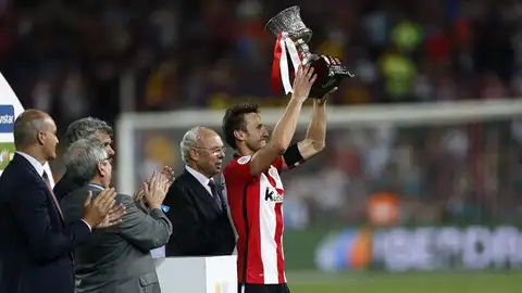 Gurpegui levanta el trofeo Gurpegui levanta el trofeo