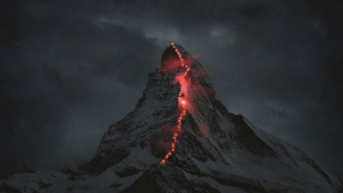 La cumbre del Cervino iluminada por su 150 aniversario