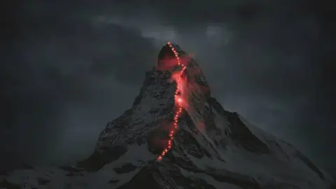 La cumbre del Cervino iluminada por su 150 aniversario La cumbre del Cervino iluminada por su 150 aniversario