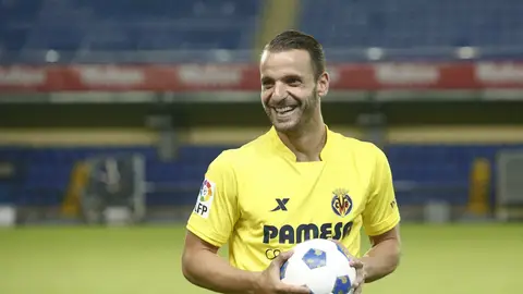 Soldado, sonriente en su presentación con el Villarreal Soldado, sonriente en su presentación con el Villarreal