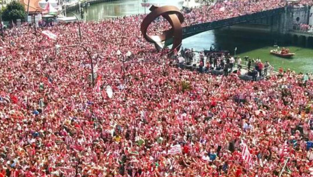 Los aficionados del Athletic reciben al equipo en la plaza del ayuntamiento