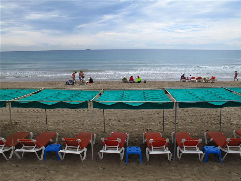 Una niña muere ahogada tras quedar a la deriva con su flotador en la playa de La Pineda, Tarragona Una niña muere ahogada tras quedar a la deriva con su flotador en la playa de La Pineda, Tarragona