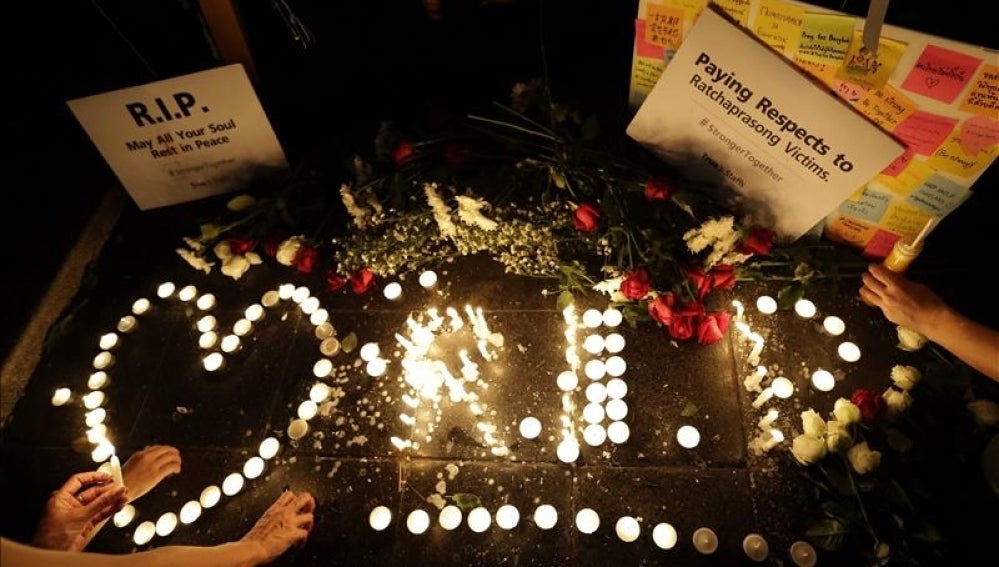 Ciudadanos tailandeses encienden velas en memoria de las víctimas 