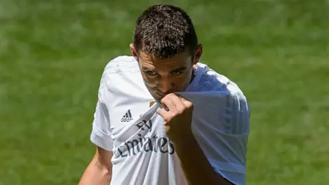 Kovacic besa el escudo del Real Madrid Kovacic besa el escudo del Real Madrid