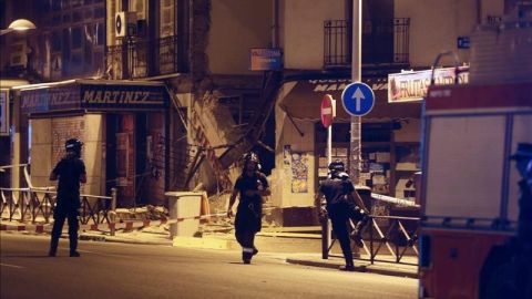 Bomberos en la zona del edificio derrumbado en Tetu&aacute;n