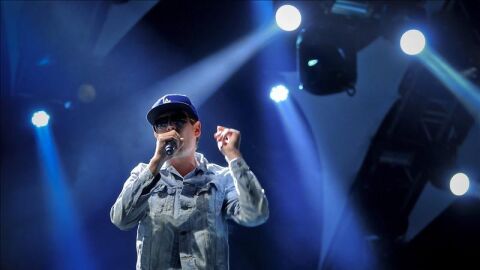 El m&uacute;sico de reggae y rock alternativo Matisyahu durante un concierto
