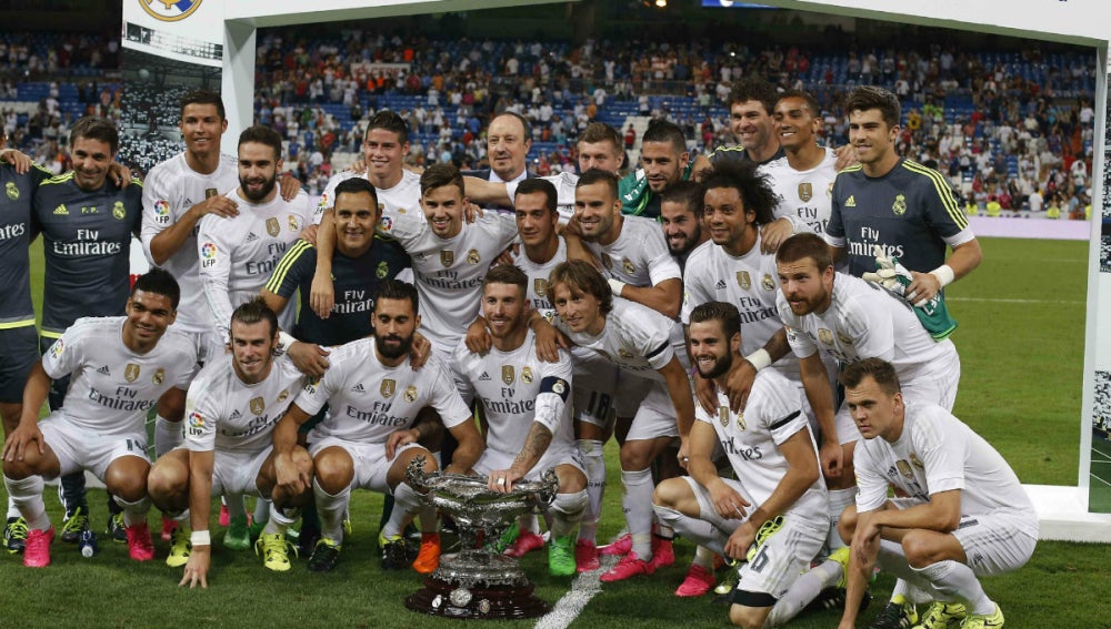 Los jugadores del Real Madrid posan con el Trofeo Bernabéu
