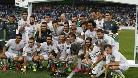 Los jugadores del Real Madrid posan con el Trofeo Bernabéu Los jugadores del Real Madrid posan con el Trofeo Bernabéu
