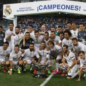 Los jugadores del Real Madrid posan con el Trofeo Bernabéu