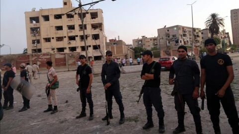 Fuerzas de seguridad egipcia forman en el sitio de la explosi&oacute;n de un coche bomba cerca a un edificio de seguridad nacional