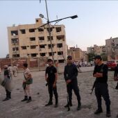 Fuerzas de seguridad egipcia forman en el sitio de la explosión de un coche bomba cerca a un edificio de seguridad nacional