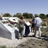 Familiares de las víctimas de Spanair colocan flores en el monumento en su recuerdo