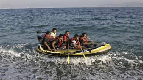 Inmigrantes paquistan&iacute;es tratan de llegar a la isla de Kos