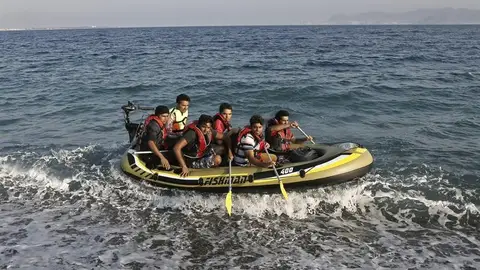 Inmigrantes paquistaníes tratan de llegar a la isla de Kos Inmigrantes paquistaníes tratan de llegar a la isla de Kos