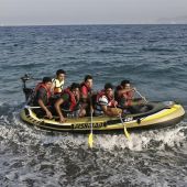 Inmigrantes paquistaníes tratan de llegar a la isla de Kos