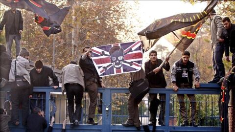 Foto de archivo que muestra a estudiantes iran&iacute;es mientras intentan entrar en la embajada de Reino Unido en 2011