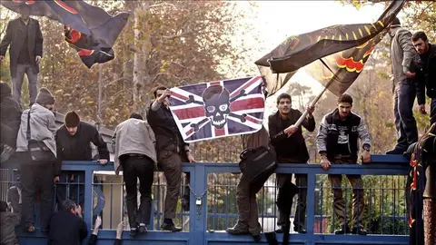 Foto de archivo que muestra a estudiantes iraníes mientras intentan entrar en la embajada de Reino Unido en 2011 Foto de archivo que muestra a estudiantes iraníes mientras intentan entrar en la embajada de Reino Unido en 2011
