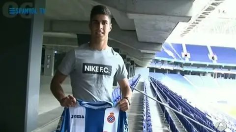Asensio posa con su nueva camiseta del Espanyol Asensio posa con su nueva camiseta del Espanyol