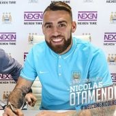 Otamendi firma su contrato con el Manchester City