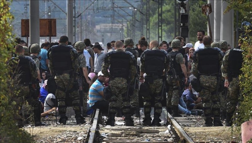 Policías hacen guardia en la frontera entre Macedonia y Grecia