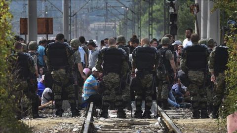 Polic&iacute;as hacen guardia en la frontera entre Macedonia y Grecia