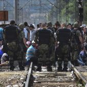 Policías hacen guardia en la frontera entre Macedonia y Grecia