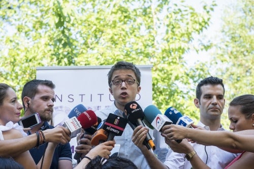 Íñigo Errejón: "Tsipras devuelve la palabra a los ciudadanos y eso es una lección de coraje y responsabilidad" Íñigo Errejón: "Tsipras devuelve la palabra a los ciudadanos y eso es una lección de coraje y responsabilidad"