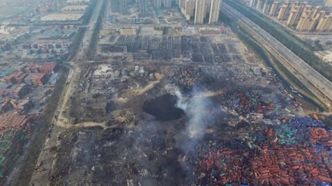 Vista a&eacute;rea de un gran agujero en el suelo como consecuencia de la explosi&oacute;n 